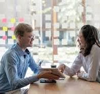 기업 보험 및 재무 컨설팅을 받는 가족과 대표